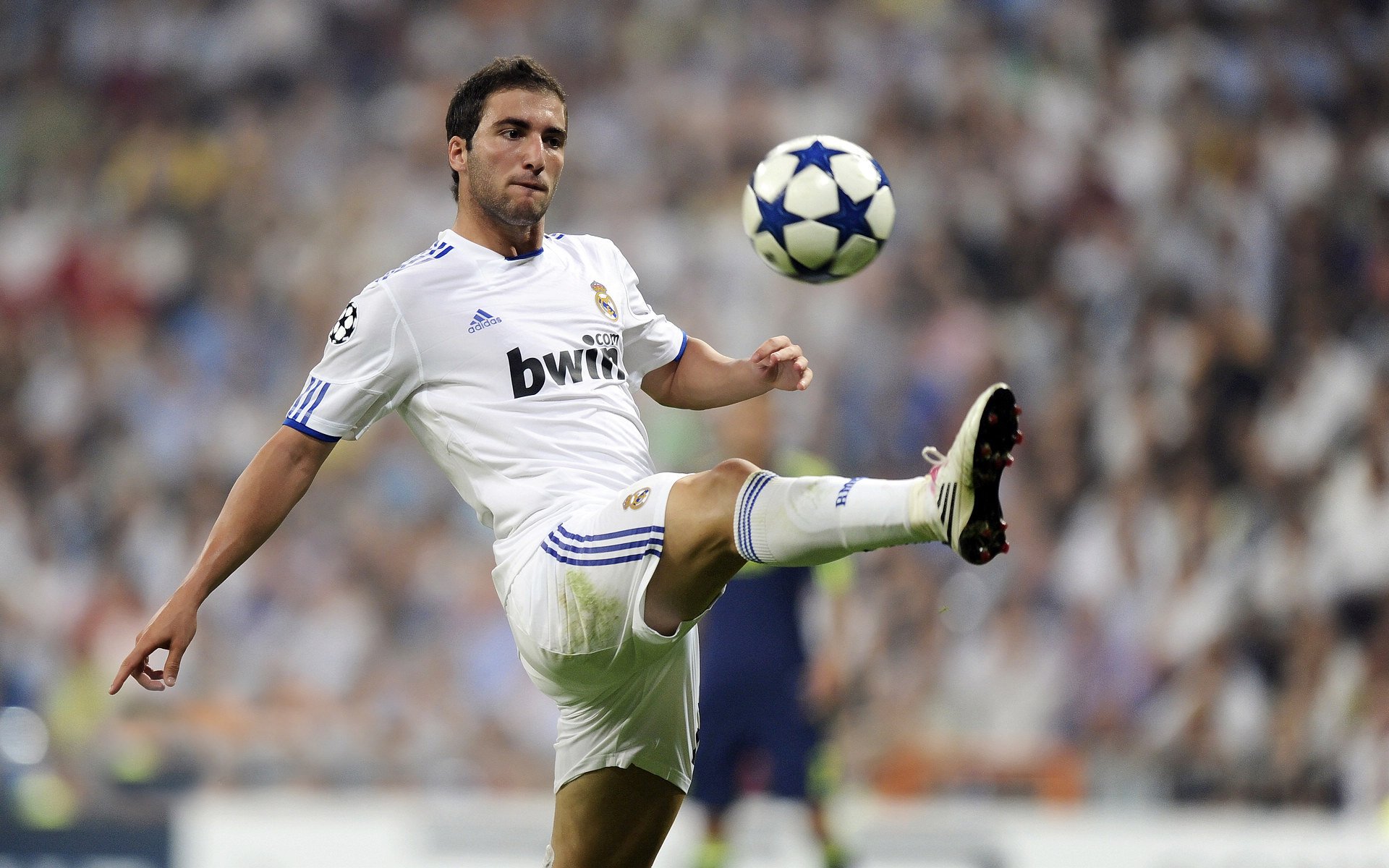 德甲争冠战之夜，伊布完成里程碑